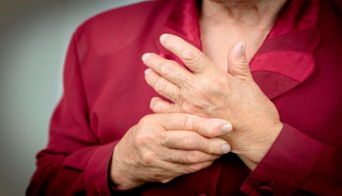 woman with hand pain_rheumatoid arthritis